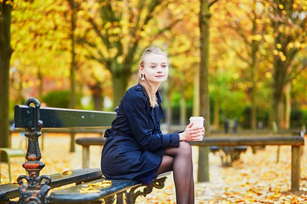 Mladá žena v Lucemburské zahrady v Paříži na podzimní den — Stock fotografie