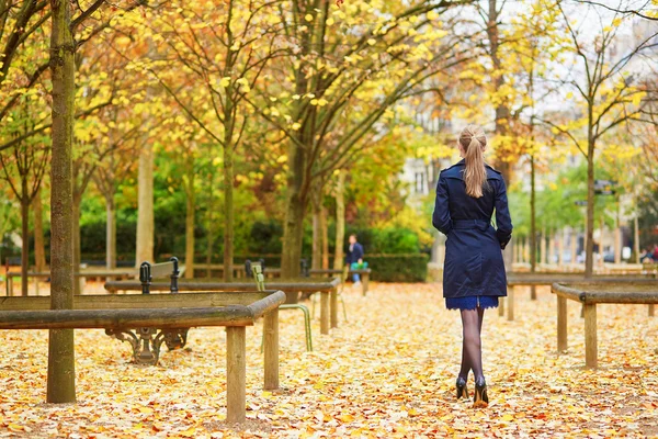 Jovem no jardim luxemburguês de Paris em um dia de outono — Fotografia de Stock