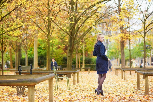 Giovane donna nel giardino lussemburghese di Parigi in un giorno d'autunno — Foto Stock