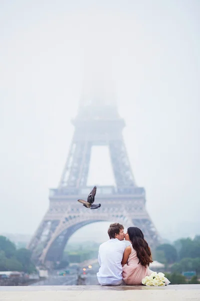 Schönes romantisches Paar in der Nähe des Eiffelturms in Paris — Stockfoto