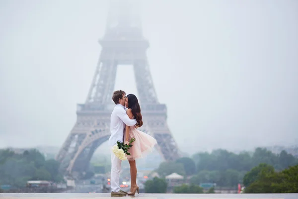 Belo casal romântico perto da torre Eiffel em Paris — Fotografia de Stock