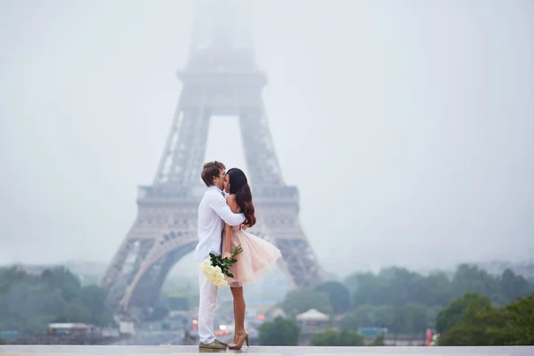 Mooie romantische paar in de buurt van de Eiffel toren in Parijs — Stockfoto