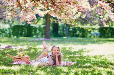 Güzel genç kadın çiçek açan bahar pikniği park