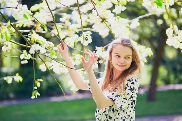 Krásná mladá žena v kvetoucí jarní park — Stock fotografie