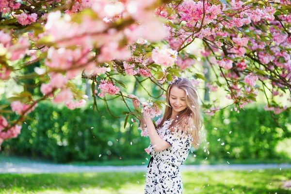 Bella giovane donna in fiore parco primaverile — Foto Stock