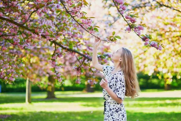 Hermosa mujer joven en el floreciente parque de primavera —  Fotos de Stock