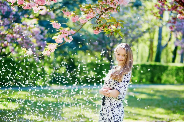 Hermosa mujer joven en el floreciente parque de primavera —  Fotos de Stock