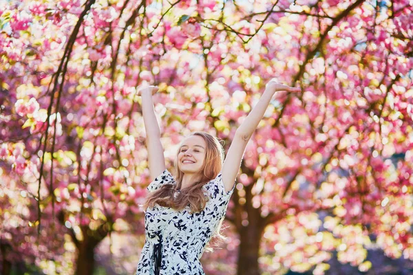 Belle jeune femme en fleurs parc de printemps — Photo