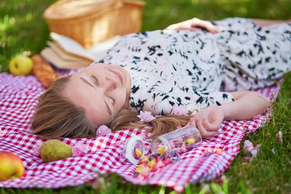 Bella giovane donna che fa un picnic nel parco — Foto Stock