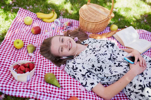 Mooie jonge vrouw hebben picnic in het park — Stockfoto