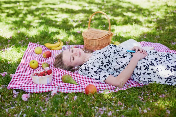 公園でピクニックを持つ美しい若い女性 — ストック写真