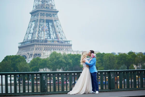フランスのパリでちょうど結婚されていたカップル — ストック写真