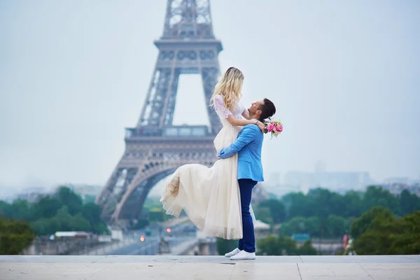 フランスのパリでちょうど結婚されていたカップル — ストック写真