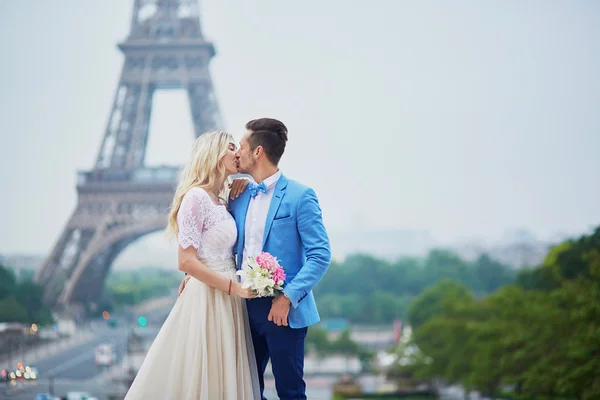 Po prostu małżeństwem w Paryż, Francja — Zdjęcie stockowe