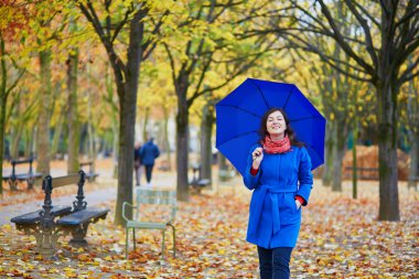Güzel genç kadın mavi şemsiye ile