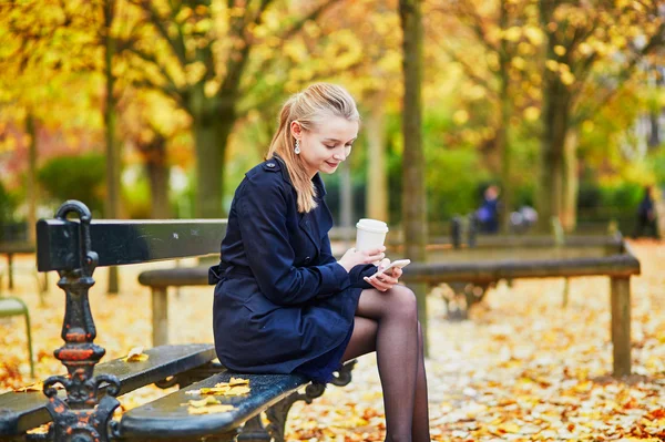 Genç kadın bir sonbahar gününde Paris Lüksemburg Bahçe — Stok fotoğraf