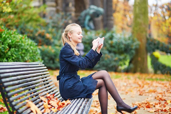 Beautiful young woman on a street of Paris on a sunny fall day — Stock Photo, Image