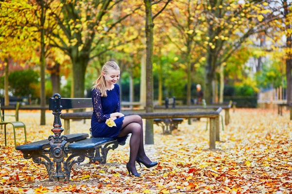 Bir sonbahar günü Paris Lüksemburg Bahçe güzel genç kadın — Stok fotoğraf