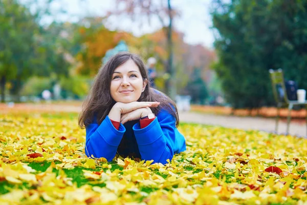 Hermosa joven turista en París en un día de otoño —  Fotos de Stock