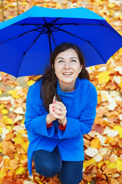 Hermosa joven turista en París en un día de otoño —  Fotos de Stock