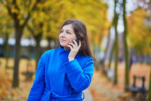 Beautiful young tourist in Paris on a fall day — Stock Photo, Image