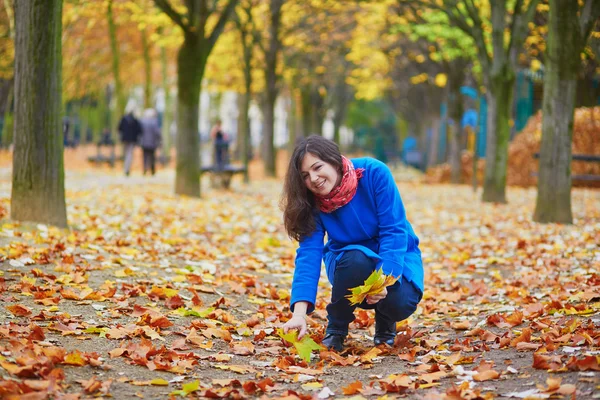 Hermosa joven turista en París en un día de otoño — Foto de Stock