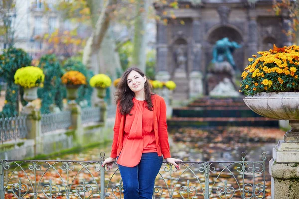 Όμορφη νεαρή κοπέλα στο Λουξεμβούργο κήπο του Παρισιού — Φωτογραφία Αρχείου