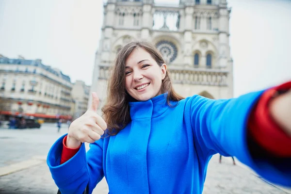 Schöne junge Touristin in Paris, macht lustiges Selfie — Stockfoto