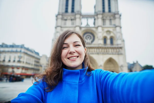 Beautiful young tourist in Paris, making funny selfie — Stock Photo, Image