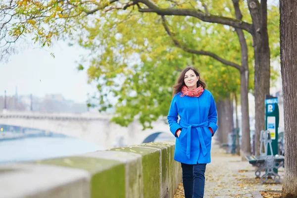 Schöne junge Touristin in Paris an einem Herbsttag — Stockfoto