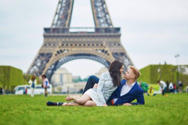 Romantik Çift Paris'te Eyfel Kulesinin yakınında