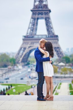 Romantik Çift Paris'te Eyfel Kulesinin yakınında