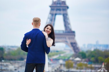 Romantik Çift Paris'te Eyfel Kulesinin yakınında