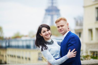 Romantik Çift Paris'te Eyfel Kulesinin yakınında
