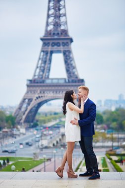 Romantik Çift Paris'te Eyfel Kulesinin yakınında