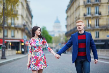 Paris'te Seine yakınındaki Romantik Çift