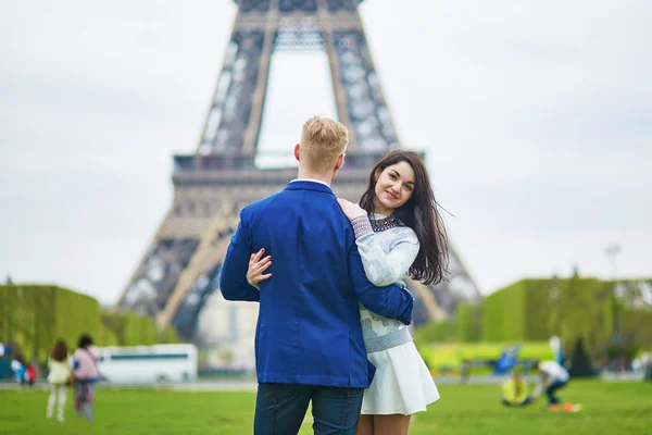 Romantisches Paar in Paris in der Nähe des Eiffelturms — Stockfoto