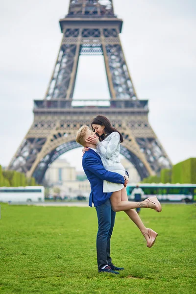 Casal romântico em Paris perto da Torre Eiffel — Fotografia de Stock