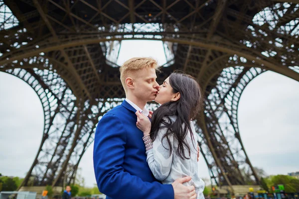 Casal romântico em Paris perto da Torre Eiffel — Fotografia de Stock