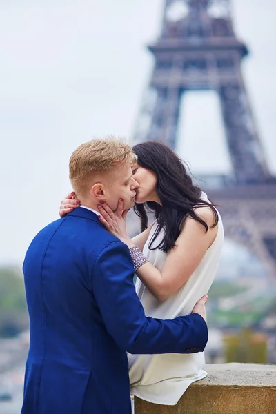 Casal romântico em Paris perto da Torre Eiffel — Fotografia de Stock