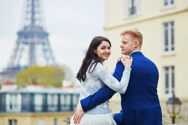 Romantic couple in Paris near the Eiffel tower — Stock Photo, Image