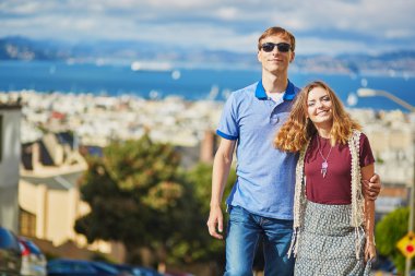 Seven bir tarihi San Francisco sahip çift romantik
