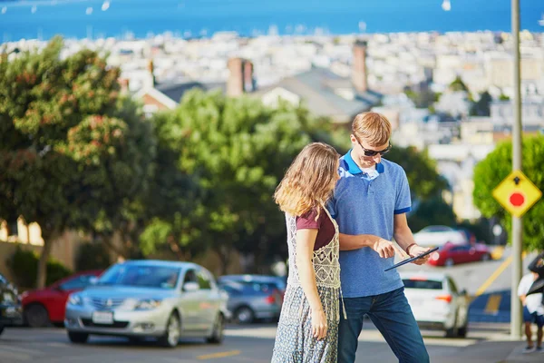 Couple romantique de touristes utilisant une tablette à San Francisco, Californie, États-Unis — Photo