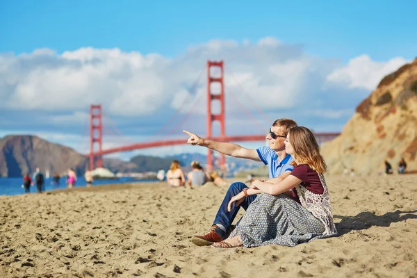 Romántica pareja amorosa teniendo una cita en la playa Baker en San Francisco —  Fotos de Stock