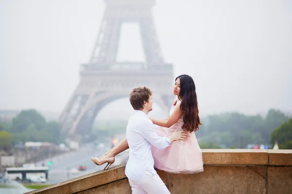 Schönes romantisches Paar in der Nähe des Eiffelturms in Paris — Stockfoto