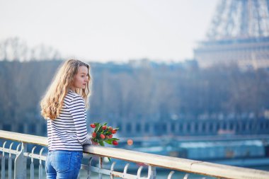 Eiffel tower yakınındaki kırmızı lale grup ile kız