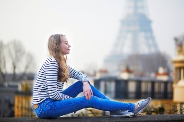 Kız açık havada Paris'te Eyfel Kulesinin yakınında