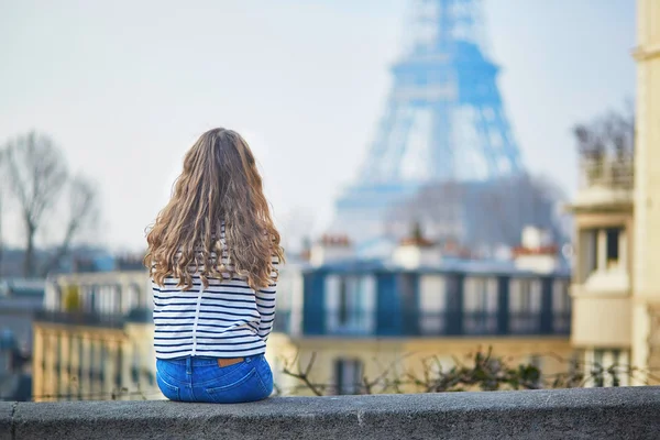 Girl outdoors near the Eiffel tower, in Paris — Stock Photo, Image