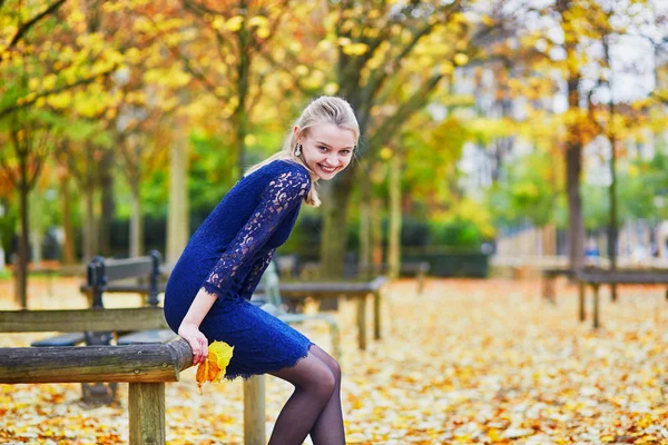 Beautiful young woman in the Luxembourg garden of Paris on a fall day — Stock Photo, Image