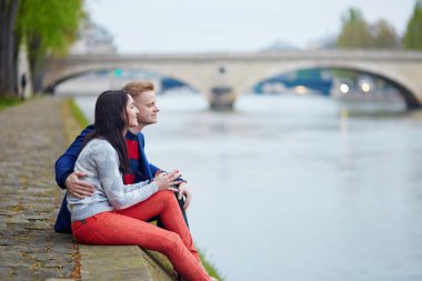 Paris'te Seine yakınındaki Romantik Çift
